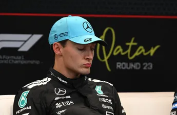 George Russell trapt op de rem na inhalen van Max Verstappen