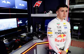 Isack Hadjar doet iets bij Max Verstappen wat zijn voorgangers niet konden
