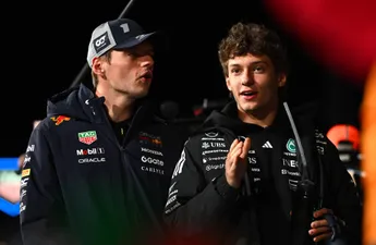 Kimi Antonelli claimt dat Max Verstappen hem dit jaar anders behandelt: 'Dat doet hij niet meer...'