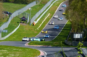 Grote zorgen over gezondheid van coureur na crash op Nürburgring