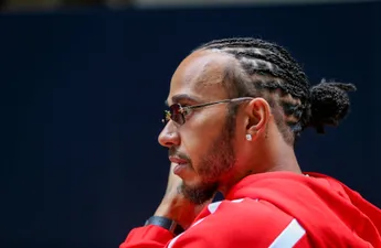 Lewis Hamilton is woest en toont middelvinger aan coureur tijdens GP Miami
