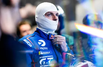 In beeld: een gebroken Max Verstappen na zijn DNF in de 24 uur van de Nürburgring
