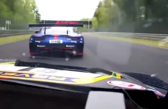 Video: Nürburgring-concurrent zingt het 'Verstappen-lied' als hij ingehaald wordt door Max