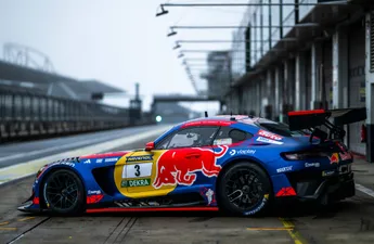 Nürburgring-officials maken auto van Max Verstappen opzettelijk langzamer