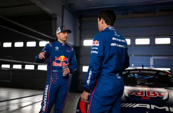 Max Verstappen vraagt tekst en uitleg na fout van GP-teamgenoot, maar krijgt zéér pijnlijk antwoord terug