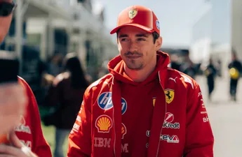 Leclerc lijnrecht tegenover teamgenoot Hamilton: 'Ik blijf ermee doorgaan'