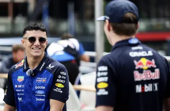 Isack Hadjar doet opvallende onthulling over Max Verstappen: 'Dat vraagt hij niet!'