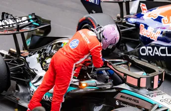 Lewis Hamilton betrapt op grondige inspectie van Mercedes-auto in Monaco