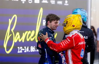 FIA steekt mes in de rug bij Max Verstappen en geeft Lewis Hamilton een enorm motorvoordeel