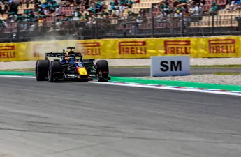 Mercedes schuift Max Verstappen aan de kant in Barcelona