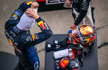 Brits medium gooit bom op F1-paddock en claimt dat het Verstappen-kamp liegt
