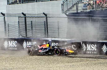 George Russell zet Max Verstappen op zijn plek: 'Dat is de enige reden dat hij crashte...'
