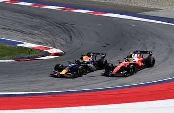 Lewis Hamilton spreekt Max Verstappen aan na pittig duel in Oostenrijk