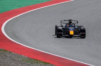 Max Verstappen wéér in Red Bull-fabriek wegens cruciale update