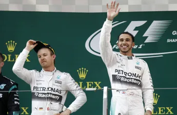 Nico Rosberg ontmaskert Lewis Hamilton na toneelstuk binnen Mercedes