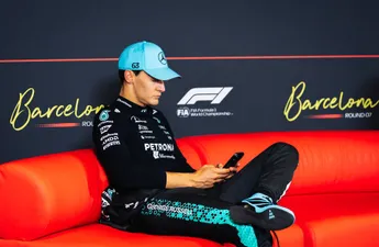 Bizarre beelden: George Russell volledig buitengesloten in de F1