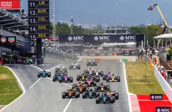 F1-team dat gebruik maakt van Mercedes-motoren deelt steek onder water uit aan Red Bull Powertrains