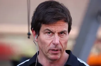 Toto Wolff is boos op de oneerlijke werkwijze van Max Verstappen in de Formule 1