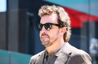 Fernando Alonso steunt Max Verstappen en haalt uit naar FIA