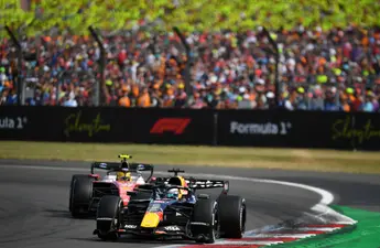 Lewis Hamilton geeft Max Verstappen de schuld na incident op Silverstone