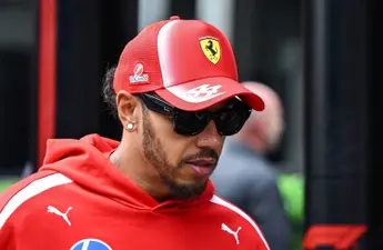Lewis Hamilton schaart zich achter Max Verstappen en haalt hard uit naar de FIA