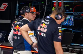 Max Verstappen gelooft zijn eigen ogen niet en denkt dat hij wordt tegengewerkt