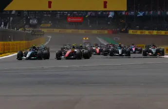 FIA deelt straf uit en past uitslag aan na incident tijdens sprintrace op Silverstone