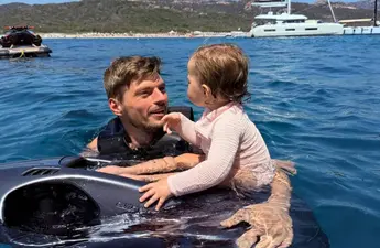 Max Verstappen deelt bijzondere beelden van de eerste vakantie met dochter Lily