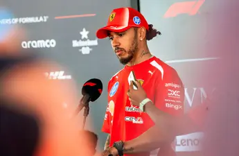 Opvallende uitspraak over Lewis Hamilton: collega F1-coureur wil hem weg bij Ferrari