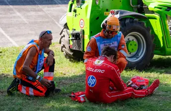 Charles Leclerc deelt medische update na harde crash op Monza