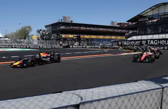 Lewis Hamilton reageert op Max Verstappen die hem met de grond gelijk maakte