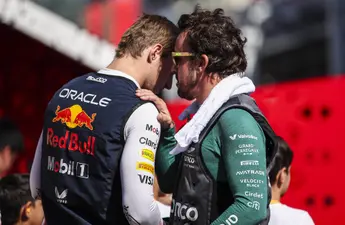 Fernando Alonso schaart zich achter Max Verstappen en sneert ook naar FIA