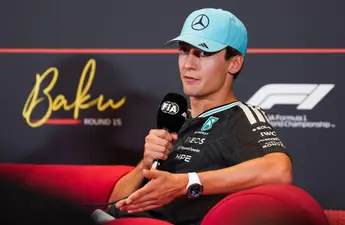 George Russell wil niks van Max Verstappen weten en schuift de Red Bull-coureur opzij