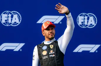 Lewis Hamilton verpest bijzonder moment van Max Verstappen en eist alle aandacht op