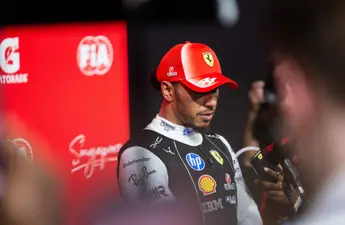 Paniek bij Ferrari: Lewis Hamilton wordt plots niet goed, teambaas Vasseur is woest