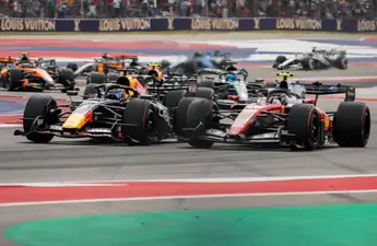 Lewis Hamilton wijst naar enorme meevaller voor Max Verstappen