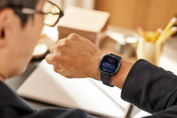 Fitbit Versa 4 en Sense 2: officieel: smartwatches met Google Maps