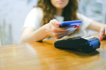 Eén op de drie Nederlanders betaalt met smartphone aan de kassa