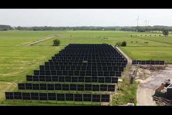 Dit zijn de eerste verticale zonnepanelen op landbouwgrond in Nederland