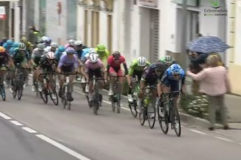 Vídeo: Un espectador provoca una caída durante un sprint en la Vuelta a Extremadura