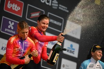 Lotte Kopecky, encantada de volver a compartir el podio con su compañera Demi Vollering en la Amstel Gold Race