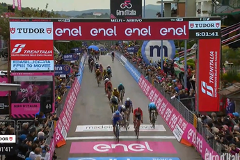 VÍDEO: La impresionante caída de Mark Cavendish en el esprint final de la accidentada etapa 5 en el Giro