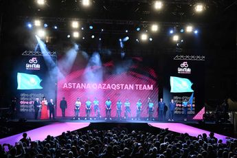 El Astana Qazaqstan Team se divierte entrenando con sus nuevos y llamativos colores para la temporada 2024