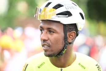 Biniam Girmay admite que su caída le afectará hoy en el Tour de Flandes: "Puedo controlar la bici, pero me sigue molestando la mano"