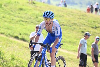 Simon Yates sube al podio en el Giro dell'Emilia pese a sufrir una caída: "Era lo máximo a lo que podía optar"