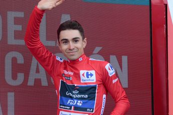 Lenny Martinez disfruta de su primer día de rojo en La Vuelta: "Muchos corredores vinieron a felicitarme"