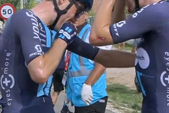 VÍDEO: Los ciclistas del Team DSM-Firmenich, ensangrentados y maltrechos, celebran la victoria de Dainese en la Vuelta