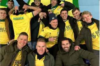 Corredores y ex corredores del Jumbo-Visma participan en un partido de la Eredivisie con seguidores del Fortuna Sittard