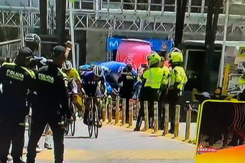 Lamentable imagen en el final del Tour Colombia 2024: La Policía, pillada grabando la carrera en vez de controlar al público que entorpecía a los ciclistas