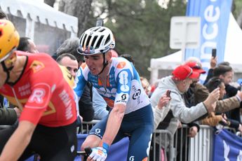 Una conmoción cerebral deja a Romain Bardet fuera de la Tirreno Adriático tras su caída en la 5ª etapa